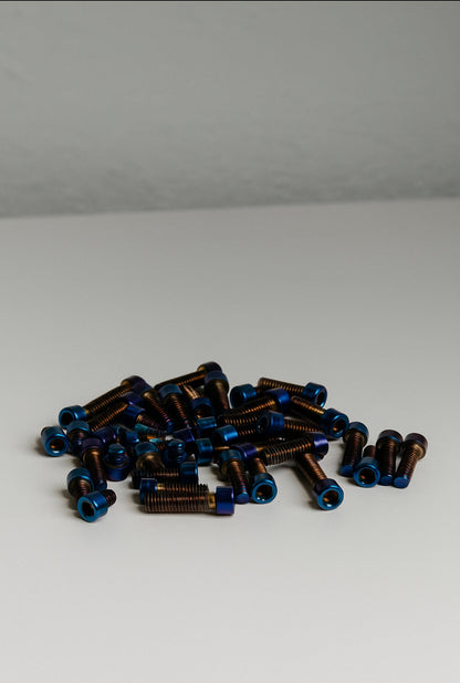 𝙏𝙞𝙩𝙖𝙣𝙞𝙪𝙢 𝙨𝙥𝙧𝙤𝙘𝙠𝙚𝙩 𝙗𝙤𝙡𝙩𝙨